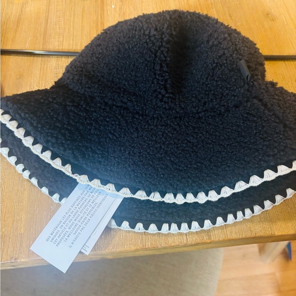 Brand new UGG Black Bucket Hat with White scalloped Edges - Picture 3 of 5